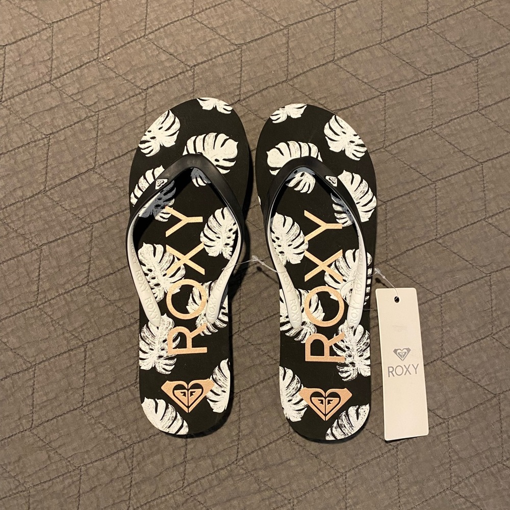 ✨ Roxy flip flops NWT